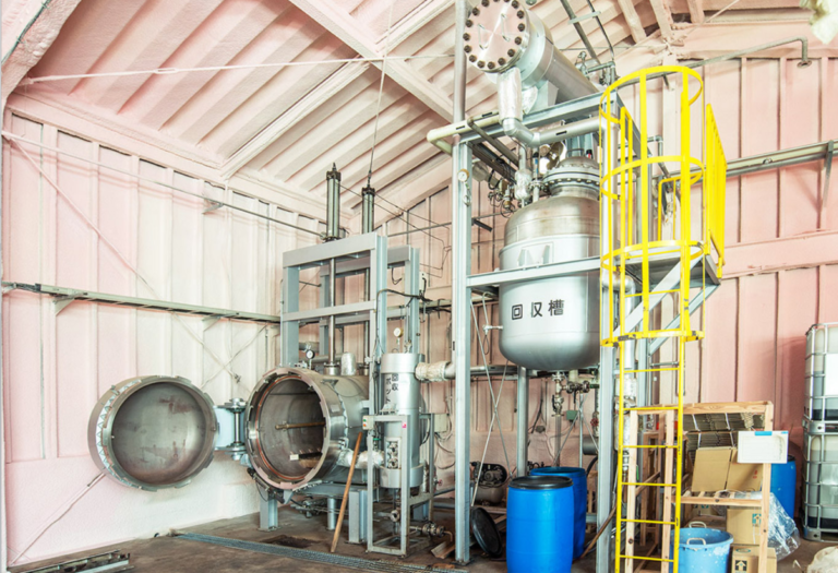 Hida sugi extractie proces vindt plaatst in grote distillatie ketels