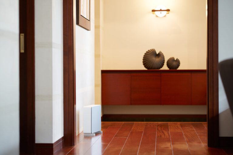 All in one type 45S in wit. Een professionele geurverspreider neergezet op kantoor of in retail vanwege het grote diffusieoppervlakte